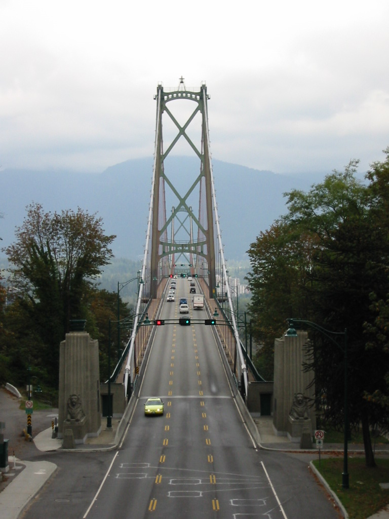 Une photo du Lion’s Gate Bridge de Vancouver sur laquelle on peut apercevoir des voyants lumineux, indiquant aux automobilistes quelle voies ils peuvent emprunter.